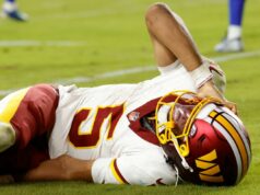 Jayden Daniels, do Commanders, sofre uma terrível lesão no braço durante o saque em cena arrepiante O quarterback do Washington Commanders, Jayden Daniels (5), machuca o braço ao ser abordado pelo linebacker do Seattle Seahawks, Drake Thomas (42).