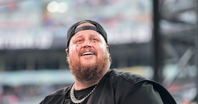 Jelly Roll choca os fãs com outra selfie sem barba Jelly Roll choca os fãs com outra selfie sem barba após a transformação para perda de peso