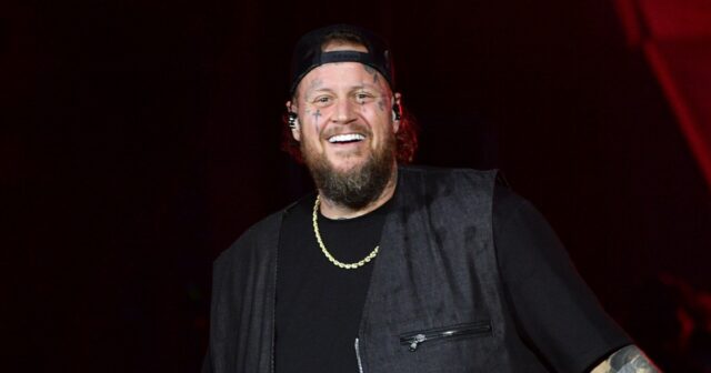 Jelly Roll parece irreconhecível depois de raspar o rosto
