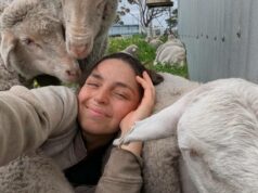 Jenay protestou contra as exportações de animais vivos – então ela se apaixonou por um fazendeiro Jenay protestou contra as exportações de animais vivos – então ela se apaixonou por um fazendeiro