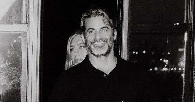 Jennifer Aniston declara seu ‘amor’ pelo namorado Jim Curtis em Jennifer Aniston e namorado Jim Curtis saem para jantar em Nova York