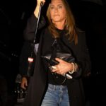 Jennifer Aniston foi vista em um encontro à noite na sexta-feira com seu namorado, o hipnotizador de Hollywood e 'guru do amor' Jim Curtis