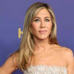 Jennifer Aniston e o ex-marido Justin Theroux se abraçam durante um jantar na cidade de Nova York