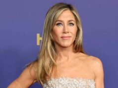 Jennifer Aniston republica meme sobre se Ross e Rachel estavam ‘de folga’ Jennifer Aniston e o ex-marido Justin Theroux se abraçam durante um jantar na cidade de Nova York