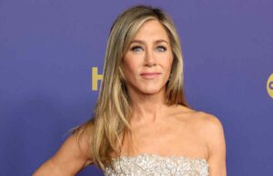 Jennifer Aniston republica meme sobre se Ross e Rachel estavam ‘de folga’ Jennifer Aniston e o ex-marido Justin Theroux se abraçam durante um jantar na cidade de Nova York