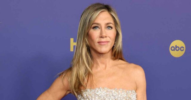 Jennifer Aniston e o ex-marido Justin Theroux se abraçam durante um jantar na cidade de Nova York