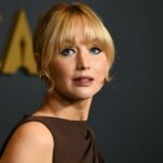 Jennifer Lawrence diz: 'Eu realmente não sei se deveria' falar mais sobre Trump e política: estou apenas adicionando 'combustível a um incêndio que está destruindo o país'