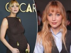 Jennifer Lawrence diz que novo medicamento de duas semanas a ajudou a superar a depressão pós-parto Jennifer Lawrence com camisa azul e colete cinza no desfile da Christian Dior.