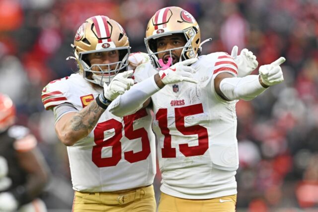O wide receiver do San Francisco 49ers, Jauan Jennings, comemora após um jogo de futebol americano da NFL contra o Cleveland Browns, domingo, 30 de novembro de 2025, em Cleveland. (Foto AP/David Richard)