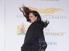 Jessie J se junta à glamorosa Katherine Jenkins no Royal Variety Performance enquanto ela retorna à vida pública após a batalha contra o câncer de mama – mas o clima miserável da Grã-Bretanha arruína seu momento no tapete vermelho Jessie J não deixou o tempo tempestuoso abafar seu ânimo enquanto ela sorria enquanto seus cabelos escuros eram espalhados no tapete vermelho do Royal Variety Performance na noite de quarta-feira.