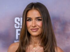 Jessie James Decker aborda rumores de que ela fez outro aumento de mama Jessie James Decker encerra rumores de que ela fez uma plástica nos seios