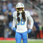 Ja'Sir Taylor nº 36 do Los Angeles Chargers observa durante o jogo da NFL 2025 contra o Las Vegas Raiders no Allegiant Stadium em 15 de setembro de 2025 em Las Vegas, Nevada.