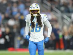 Jets adquirem o corner Ja’Sir Taylor em troca com Chargers para completar o movimentado dia do prazo Ja'Sir Taylor nº 36 do Los Angeles Chargers observa durante o jogo da NFL 2025 contra o Las Vegas Raiders no Allegiant Stadium em 15 de setembro de 2025 em Las Vegas, Nevada.