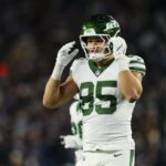Mason Taylor observa em campo durante um jogo de futebol americano da NFL contra o New England Patriots no Gillette Stadium em 13 de novembro de 2025 em Foxborough, Massachusetts.