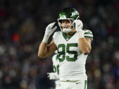 Jets espera envolver mais o ‘dinâmico’ Mason Taylor à medida que a produção cai Mason Taylor observa em campo durante um jogo de futebol americano da NFL contra o New England Patriots no Gillette Stadium em 13 de novembro de 2025 em Foxborough, Massachusetts.