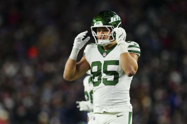 Mason Taylor observa em campo durante um jogo de futebol americano da NFL contra o New England Patriots no Gillette Stadium em 13 de novembro de 2025 em Foxborough, Massachusetts.