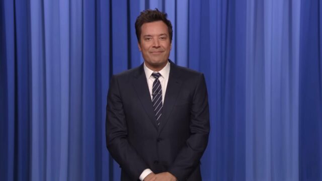 Jimmy Fallon zomba da placa oval de papel de Trump: Jimmy Fallon zomba da placa oval de papel de Trump: 'Isso é necessário?' | Vídeo