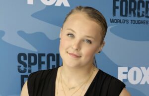 JoJo Siwa dá atualizações depois que ‘dor excruciante’ a levou ao hospital GettyImages-2215085036-Jojo-Siwa-Raspy