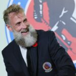 O presidente do comitê de seleção do Hockey Hall of Fame, Ron Francis, da esquerda para a direita, o homenageado Joe Thornton e o presidente Mike Gartner posam para uma fotografia em Toronto, sábado, 8 de novembro de 2025. (Sammy Kogan/The Canadian Press via AP)