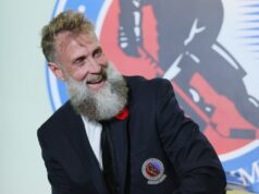 Joe Thornton inicia celebrações de posse no Hockey Hall of Fame em Toronto O presidente do comitê de seleção do Hockey Hall of Fame, Ron Francis, da esquerda para a direita, o homenageado Joe Thornton e o presidente Mike Gartner posam para uma fotografia em Toronto, sábado, 8 de novembro de 2025. (Sammy Kogan/The Canadian Press via AP)