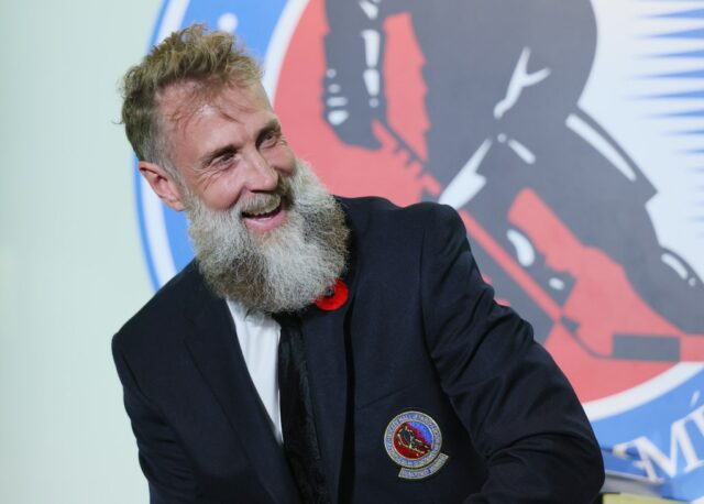 Joe Thornton inicia celebrações de posse no Hockey Hall of O presidente do comitê de seleção do Hockey Hall of Fame, Ron Francis, da esquerda para a direita, o homenageado Joe Thornton e o presidente Mike Gartner posam para uma fotografia em Toronto, sábado, 8 de novembro de 2025. (Sammy Kogan/The Canadian Press via AP)
