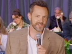Joel McHale recria seu endosso da mídia pública de 1999 para ajudar no leilão ‘Last Week Tonight’ | Vídeo Jogar