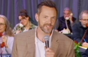 Joel McHale recria seu endosso da mídia pública de 1999 para ajudar no leilão ‘Last Week Tonight’ | Vídeo Jogar