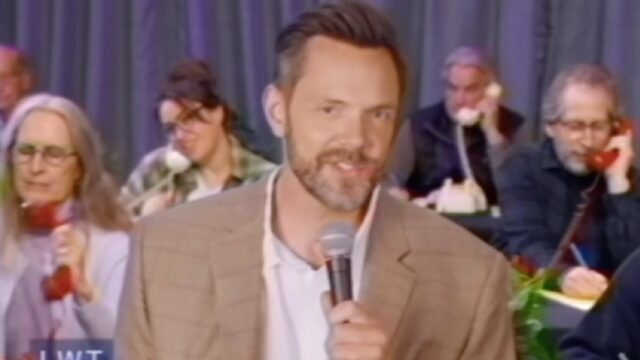 Joel McHale recria seu endosso da mídia pública de 1999 Jogar