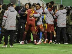 Jogo da Copa Bolívia tem 17 cartões vermelhos e polícia usa gás lacrimogêneo Jogo da Copa Bolívia tem 17 cartões vermelhos e polícia usa gás lacrimogêneo