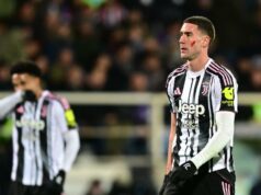 Jogo da Juventus é interrompido enquanto torcedores da Fiorentina lançam gritos racistas contra Vlahovic Jogo da Juventus é interrompido enquanto torcedores da Fiorentina lançam gritos racistas contra Vlahovic