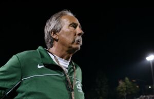 John Beam, técnico de futebol de ‘Last Chance U’, morto após ser baleado no campus Tragédias do futebol de Marshawn Kneeland em 2025 e mais mortes chocantes