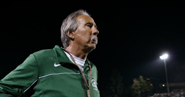 John Beam, técnico de futebol de 'Last Chance U', morto Tragédias do futebol de Marshawn Kneeland em 2025 e mais mortes chocantes