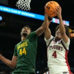 Oziyah Sellers, que marcou 22 pontos e acertou cinco cestas de 3 pontos, luta por um rebote com Caden Powell (à esquerda) durante a vitória do St. John por 96-81 sobre Baylor em 25 de novembro de 2025.