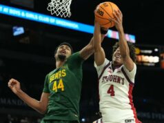 John’s Oziyah Sellers prosperando na faixa de 3 pontos após o desafio de Rick Pitino Oziyah Sellers, que marcou 22 pontos e acertou cinco cestas de 3 pontos, luta por um rebote com Caden Powell (à esquerda) durante a vitória do St. John por 96-81 sobre Baylor em 25 de novembro de 2025.