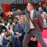 O técnico do Red Storm, Rick Pitino, durante o primeiro tempo, quando o St. John's Red Storm jogou contra o Quinnipiac Bobcats na segunda-feira, 3 de novembro de 2025, na St.