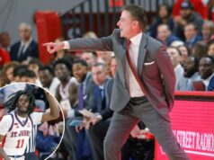 John’s parece ser o candidato ao campeonato nacional na derrota sobre Quinnipiac na temporada de abertura O técnico do Red Storm, Rick Pitino, durante o primeiro tempo, quando o St. John's Red Storm jogou contra o Quinnipiac Bobcats na segunda-feira, 3 de novembro de 2025, na St.