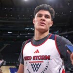 O guarda Red Storm do St. John, Dylan Darling, falando à mídia no Madison Square Garden.