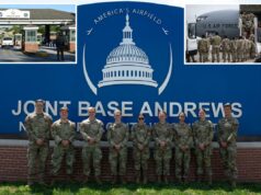 Joint Base Andrews não relata hospitalizações depois que pacote suspeito com pó branco deixou várias pessoas doentes Oito cadetes da USAFA uniformizados posam em frente a uma placa azul da Base Conjunta Andrews.