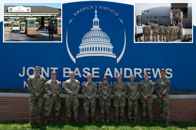 Oito cadetes da USAFA uniformizados posam em frente a uma placa azul da Base Conjunta Andrews.