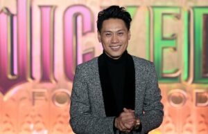 Jon M. Chu admite que manteve propositalmente a cena final de ‘Wicked: For Good’ dos executivos do estúdio: ‘Eles queriam tanto’ Jon M. Chu admite que manteve propositalmente a cena final de 'Wicked: For Good' dos executivos do estúdio: 'Eles queriam tanto'