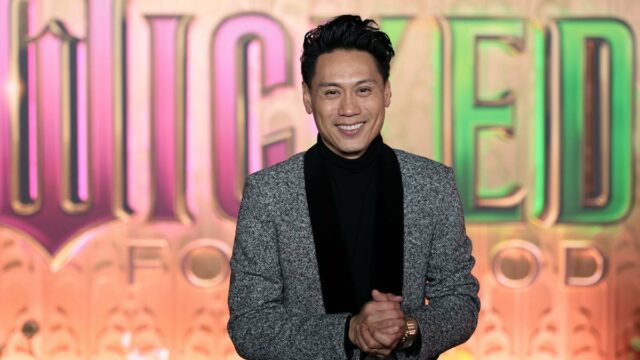 Jon M. Chu admite que manteve propositalmente a cena final Jon M. Chu admite que manteve propositalmente a cena final de 'Wicked: For Good' dos executivos do estúdio: 'Eles queriam tanto'
