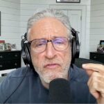 Jon Stewart ataca hipócritas republicanos após visita do príncipe herdeiro saudita à Casa Branca: 'Olhe no espelho, cara de merda' | Vídeo