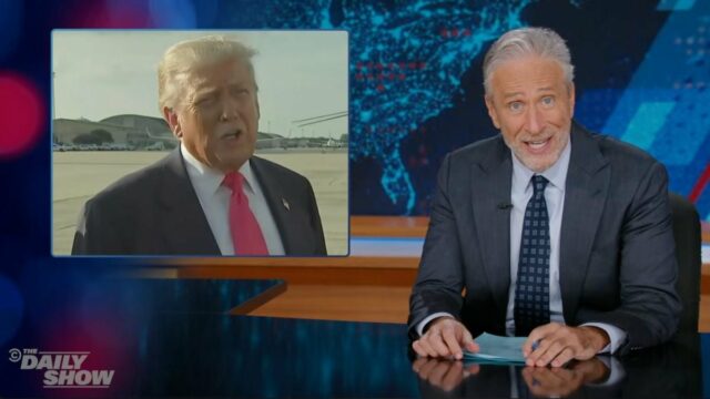 Jon Stewart critica Trump por chamar os novos arquivos de Epstein de 'coisas chatas': 'Você viu o e-mail explosivo?' | Vídeo
