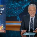 Jon Stewart invade a festa com tema de 'Grande Gatsby' de Trump em meio à paralisação do governo: 'Óptica de deixá-los comer bolo' | Vídeo