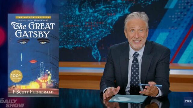Jon Stewart invade a festa com tema de 'Grande Gatsby' de Trump em meio à paralisação do governo: 'Óptica de deixá-los comer bolo' | Vídeo
