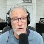 Jon Stewart questiona por que Mamdani é ‘escalado como radical’ quando compartilha a mesma ‘frustração populista’ de Trump | Vídeo