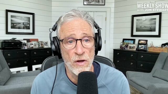 Jon Stewart questiona por que Mamdani é ‘escalado como radical’ quando compartilha a mesma ‘frustração populista’ de Trump | Vídeo
