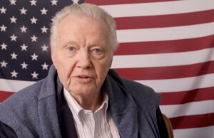 Jon Voight pede a Trump que ‘encerre’ a vitória de Mamdani para prefeito antes que ele transforme Nova York em uma ‘cidade socialista de merda’ Yahoo news home
