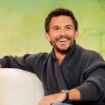 Jonathan Bailey no programa TODAY em 13 de novembro de 2024.