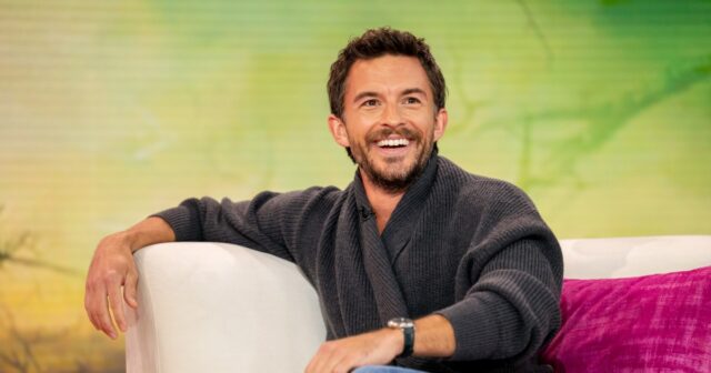 Jonathan Bailey no programa TODAY em 13 de novembro de 2024.